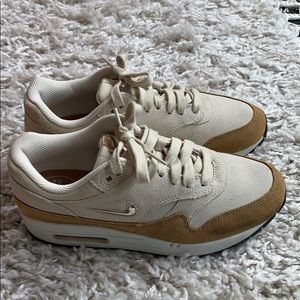 Nike Women’s Sneakers in Cream and Tan